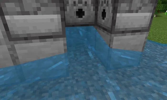 Разлейте воду рядом с раздатчиками