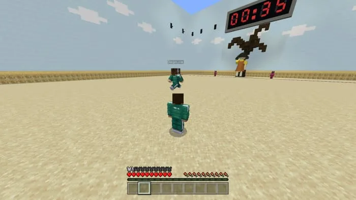 Игроки бегут по арене