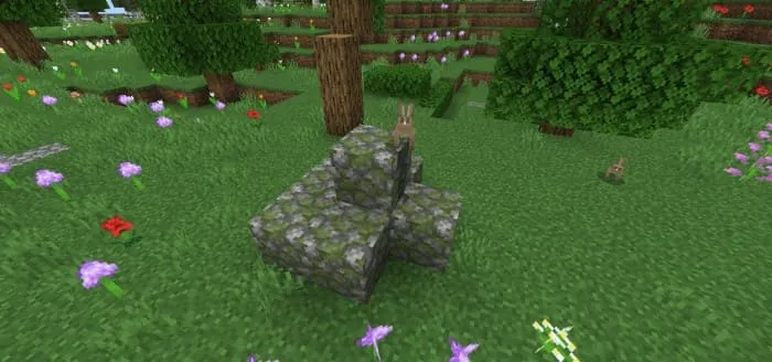 Груда камней из мшистого булыжника