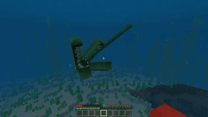 Игрок под водой и большой кальмар