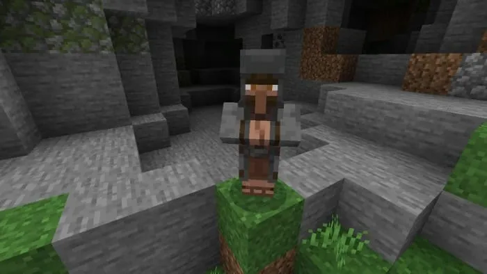 Странствующий коллекционер возле пещеры