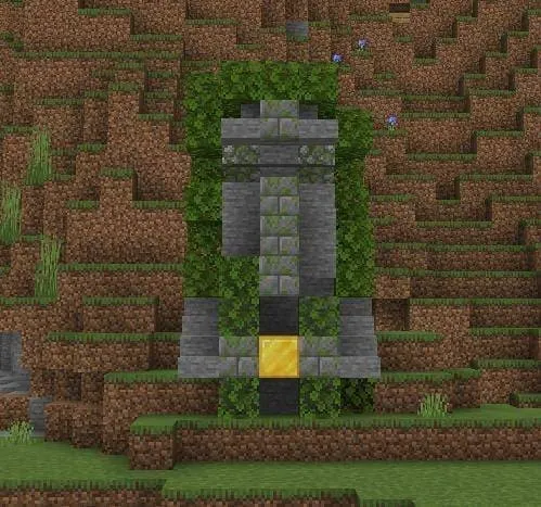 Золотой блок в руках статуи