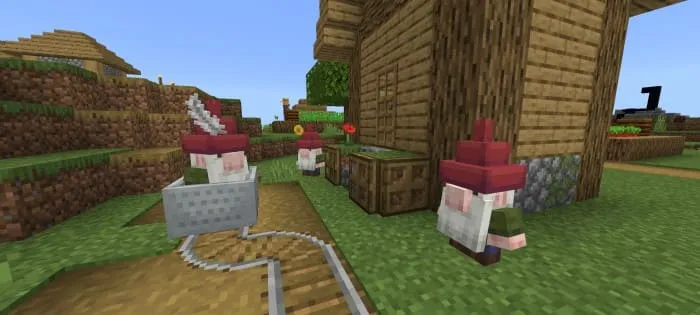 Гномы стоят возле дома