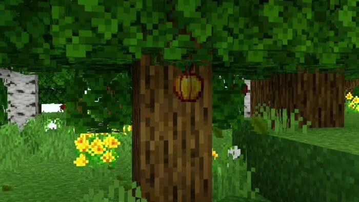 Золотое яблоко на дереве