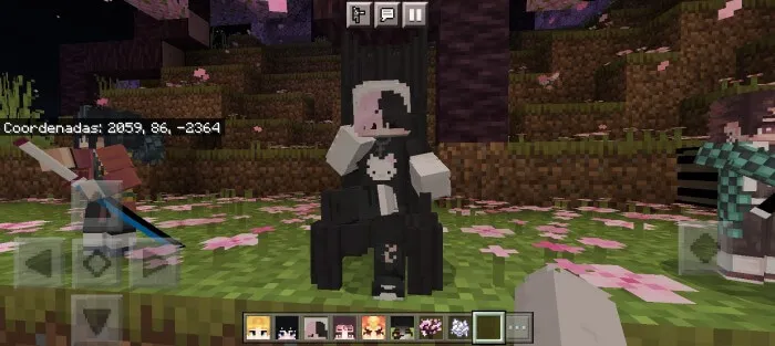 Персонаж аниме с иконкой на груди