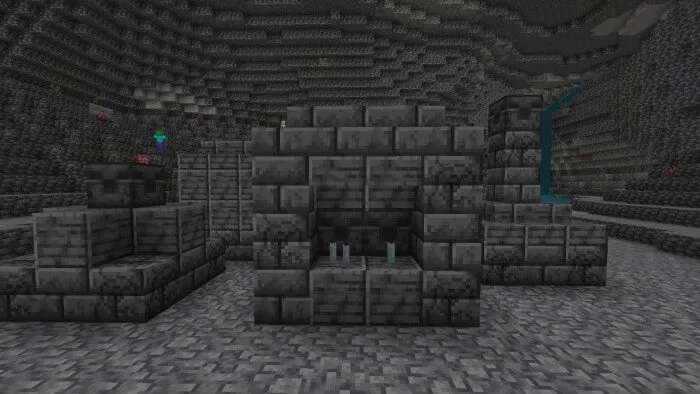 Разрушенная древняя скульпьура