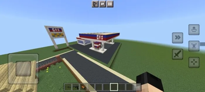 Бензоколонка в поле