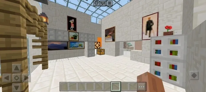 Комната с картинами