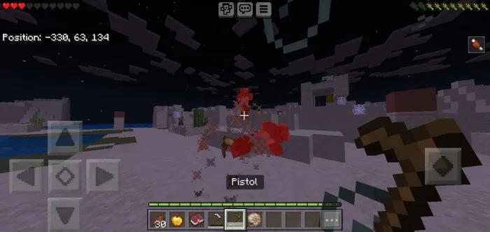 Игрок стреляет из пистолета