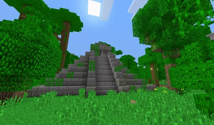 Каменная пирамида в джунглях