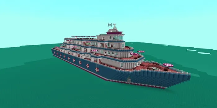 Огромный лайнер в море