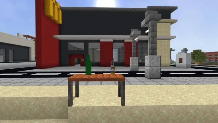 Стол и здание ресторана