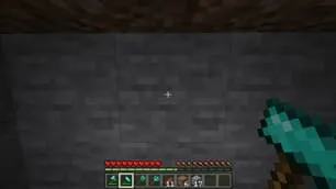 Молот и стена из камня