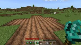 Использование мотыги для вспахивания