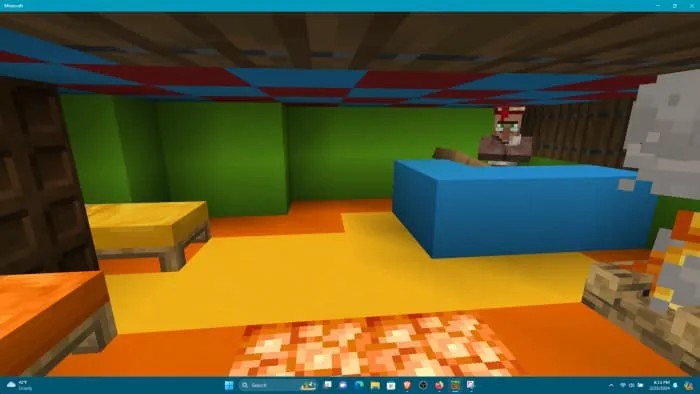 Житель внутри статуи