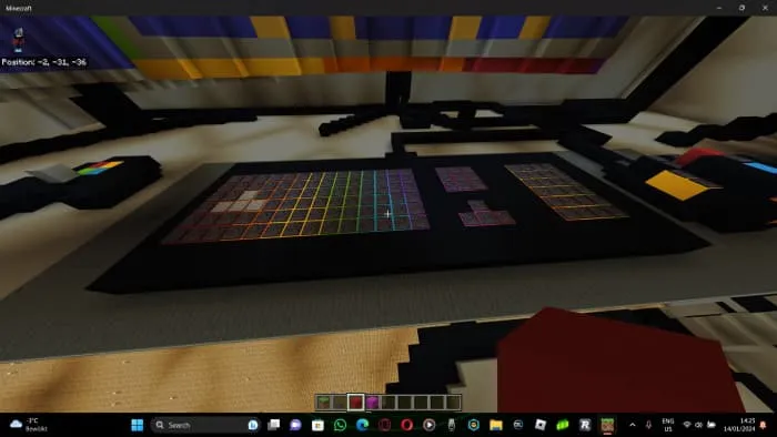 Клавиатура возле монитора