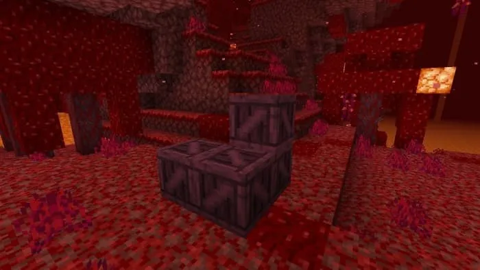 Куча деревянных багровых ящиков