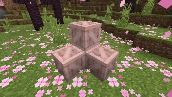 Куча деревянных вишневых ящиков