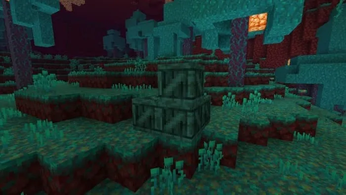 Куча деревянных искаженных ящиков