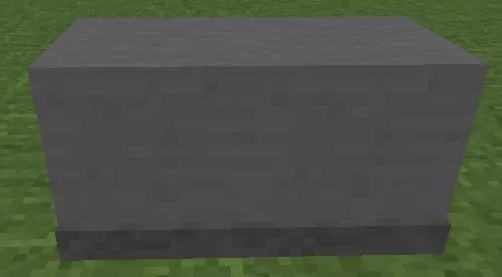 Маленький каменный постамент