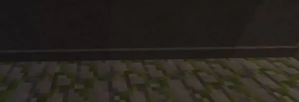 Маленький каменный постамент снизу