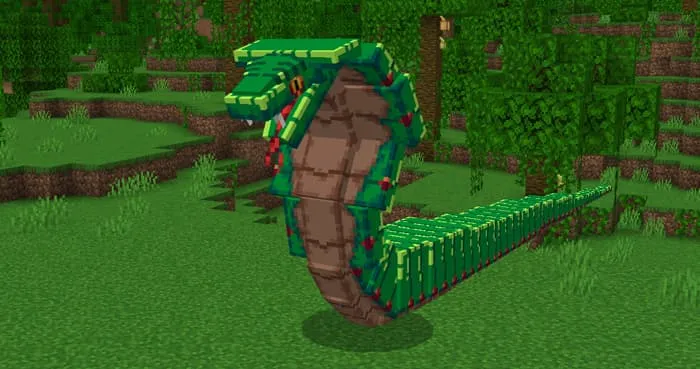 Огромная змея возле дерева