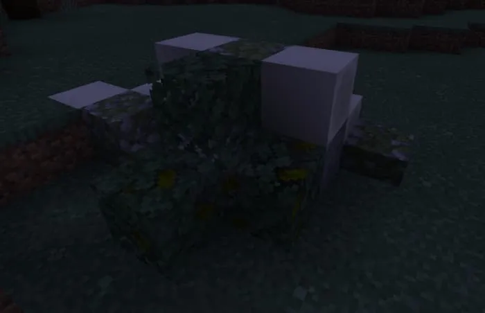 Структура из замшелого камня и листвы