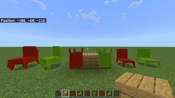 Зелёные и красные стулья