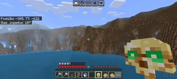 Тотем в виде черепа в правой руке