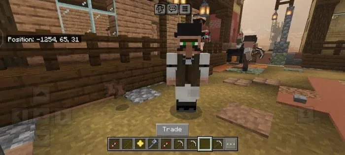 Бармен возле здания