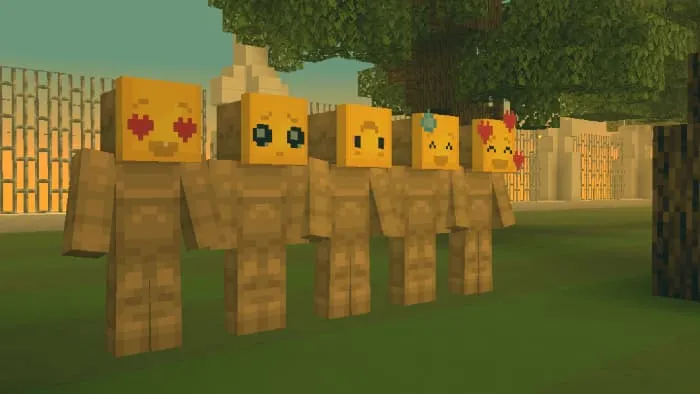 Маски с эмодзи на стойках