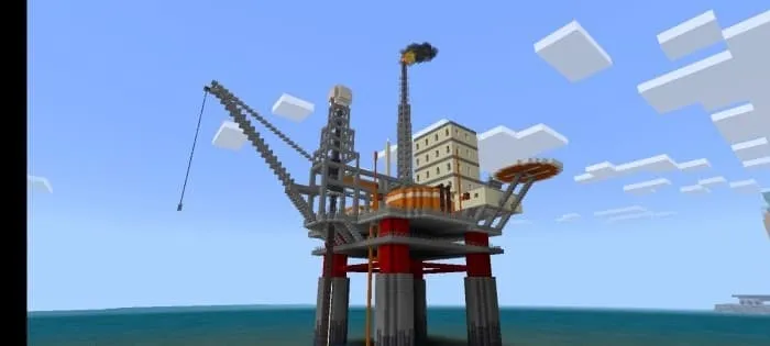 Платформа со зданиями на воде