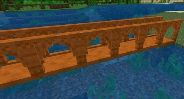 Мост из красного песчаника над водой