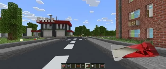 Красная жвачка в руке