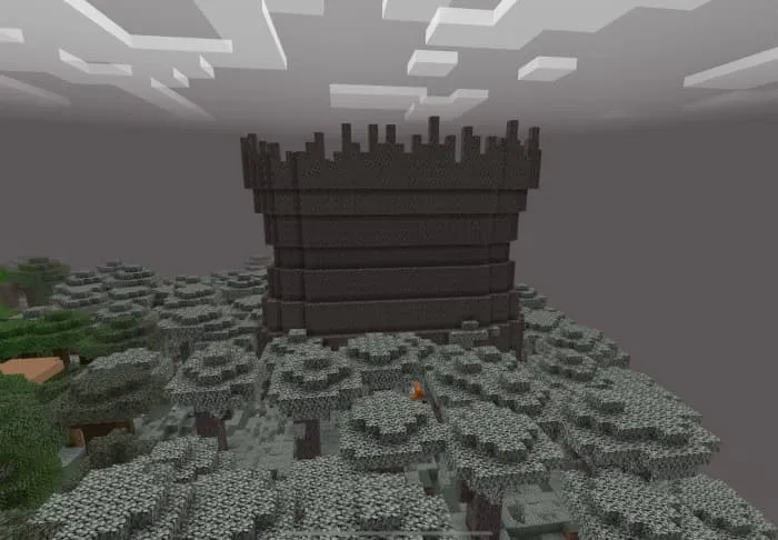 Разросшийся пень в бледном лесу