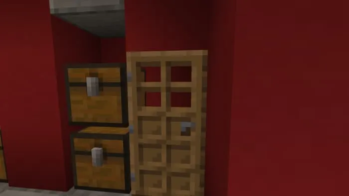 Сундуки у двери