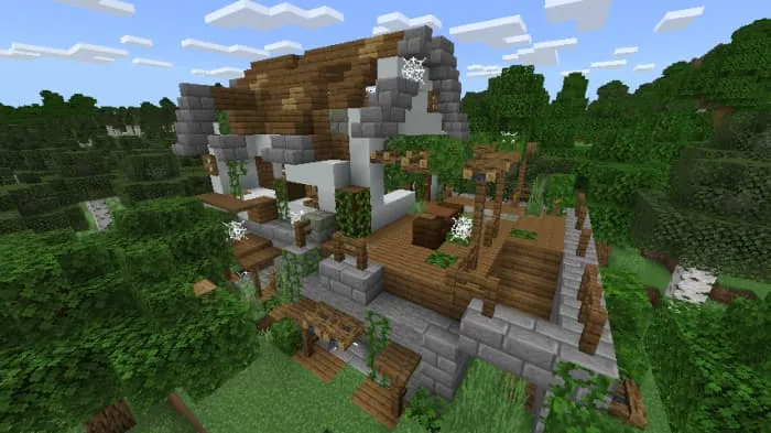 Полуразрушенный дом, скрытый среди берёз