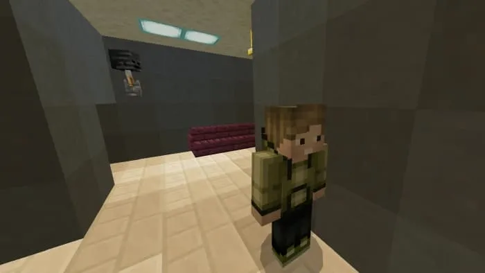 Учитель в коридоре школы