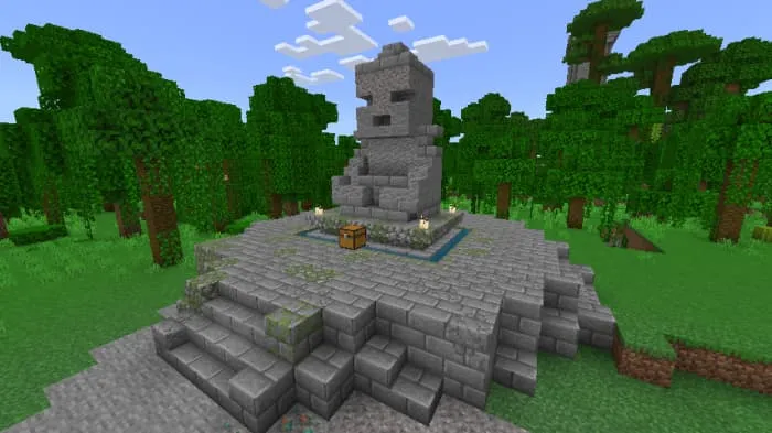 Заброшенная каменная фигура, покрытая лозами и мхом