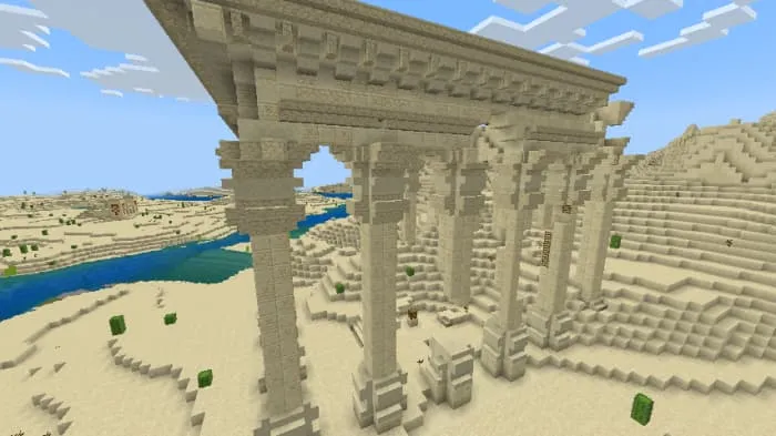 Разрушенные стены и колонны, стоящие среди песков