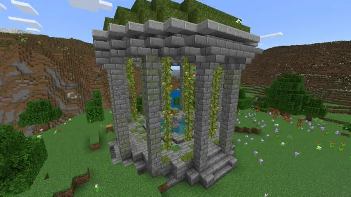 Старая разрушенная конструкция, заросшая мхом