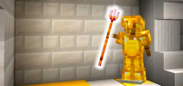 Золотой трезубец в руке стойки для брони