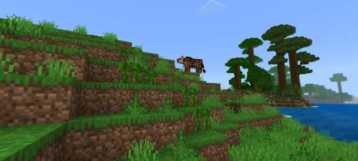 Бенгальский тигр в джунглях с другого ракурса