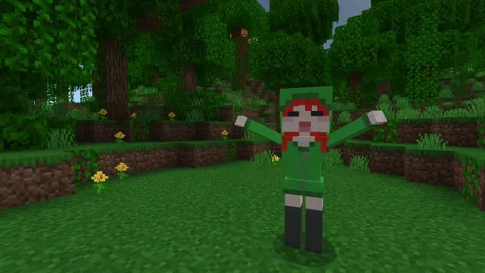 Девушка в виде крипера среди деревьев