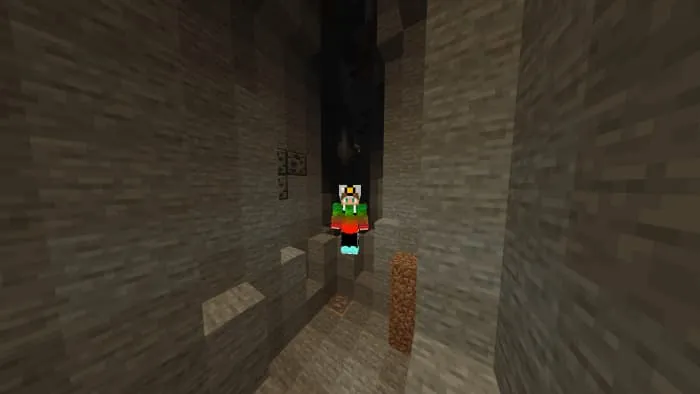 Игрок в шахте с новым шахтёрским шлемом