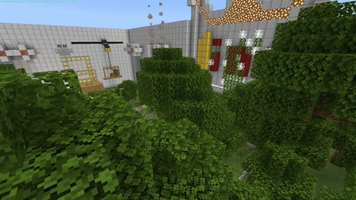 Лес возле здания