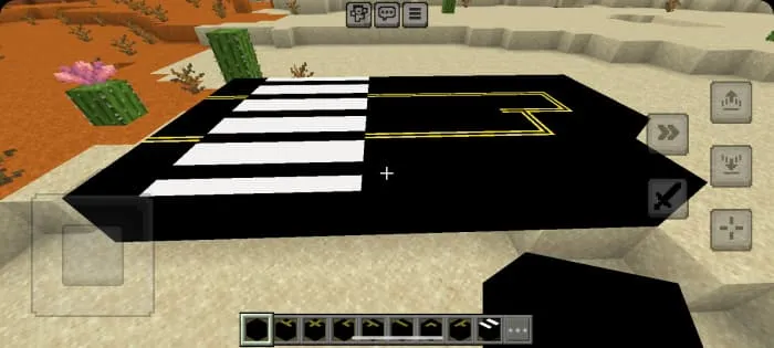 Пешеходный переход, встроенный в черное дорожное покрытие