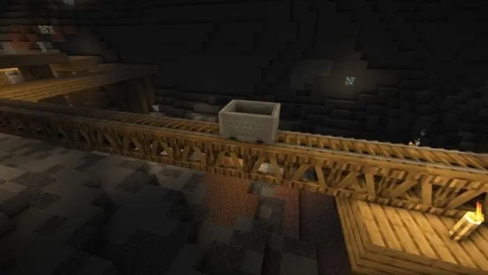 Вагонетка, которая движется по рельсам в пещере