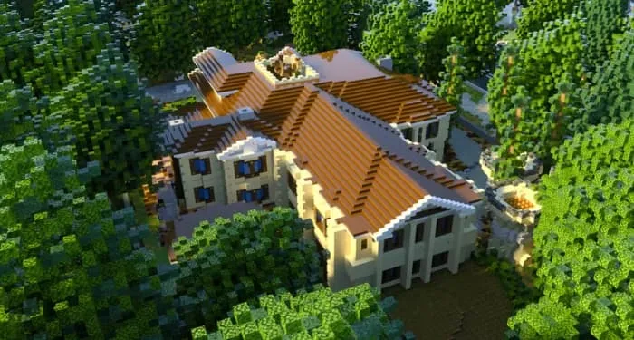 Лесной дом из другого ракурса с видом на задний двор