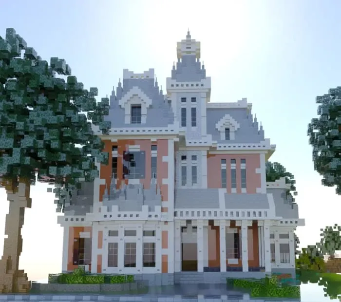 Большой белый дом с окнами и садом на фоне